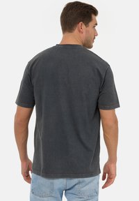 Re:Covered NFL RAIDERS HELMET WASHED - Printtipaita - black