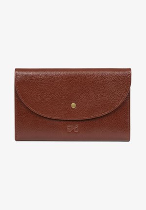 Portefeuille en cuir marron avec une finition texturée, fermeture à rabat arrondi et bouton-pression en laiton. Logo embossé sur le bas à l'avant. Forme rectangulaire compacte.