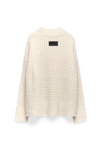 Crème kleurige gebreide sweater met een textuurpatroon, geribbelde manchetten en onderrand. Voorzien van een zwart stoffen label op de achterkant van de halslijn.