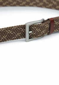 Cintura in tessuto intrecciato marrone con fibbia in metallo argentato e un accento in pelle marrone. Presenta un motivo testurizzato e una lunghezza regolabile.