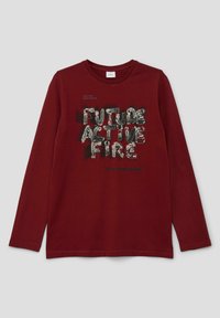 Bordeaux shirt met lange mouwen van katoen, met een grafisch tekstontwerp in wit, zwart en grijs. Rechte zoom met stikseldetails.