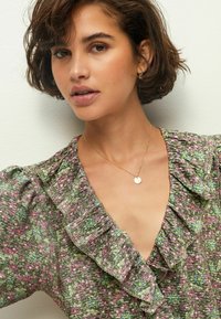 Next SHORT SLEEVE FRILL REGULAR FIT - Nappali ruha - khaki green