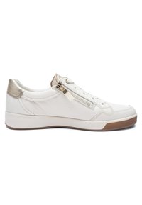 Witte lage sneaker met beige accenten, zijrits, veterluiting aan de voorkant en rubberen zool met bruin profiel, gezien vanaf de rechterkant.