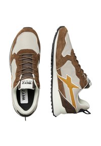 Sneakers marroni e beige con logo giallo sui lati, lacci neri, suola nera e fodera interna bianca, mostrati in vista dall'alto e di fianco.