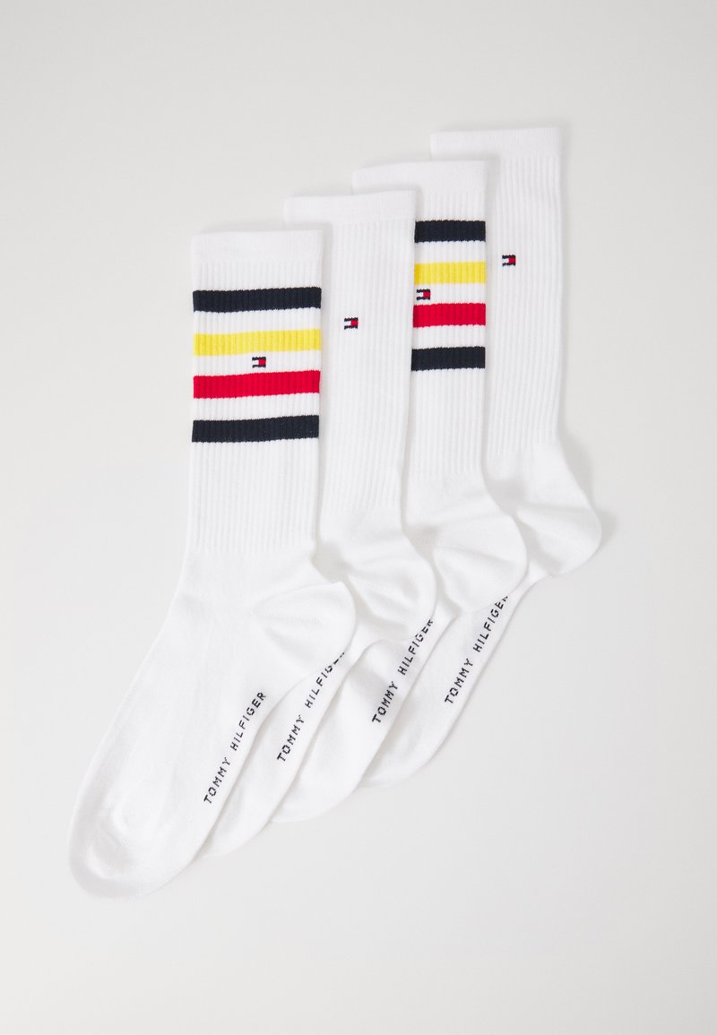 Chaussettes blanches avec des rayures horizontales rouges, jaunes et bleu marine. Texture côtelée avec un logo sur chaque chaussette et le nom de la marque sur la semelle.
