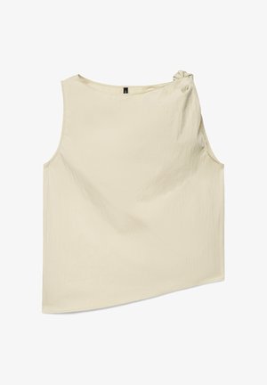 Haut sans manches beige avec un ourlet asymétrique et un détail noué à l'épaule droite, fabriqué en tissu léger.