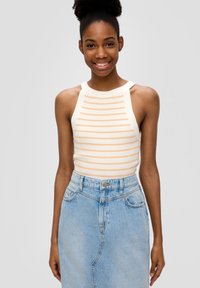 Weißes geripptes Tanktop mit orangefarbenen horizontalen Streifen, versehen mit einem Halterneck-Design. Kombiniert mit einem hochgeschnittenen, hellblauen Jeansrock.