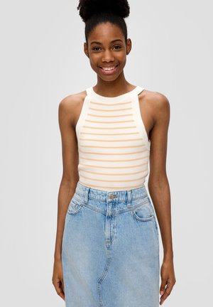 Débardeur blanc à rayures horizontales orange, avec un design de col halter. Accordé avec une jupe en denim bleu clair taille haute.