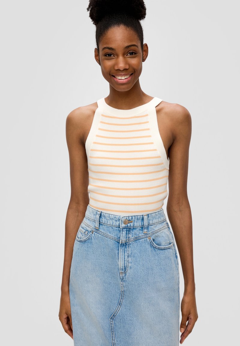 Weißes geripptes Tanktop mit orangefarbenen horizontalen Streifen, versehen mit einem Halterneck-Design. Kombiniert mit einem hochgeschnittenen, hellblauen Jeansrock.