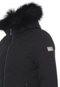 Giacca nera imbottita con cappuccio in pelliccia sintetica removibile, zip frontale e patch con logo sulla manica, caratterizzata da una texture liscia e opaca.