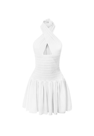 Robe blanche à col halter avec une section médiane froncée et une jupe évasée, dotée de bretelles croisées au niveau de la poitrine et d'une taille froncée.