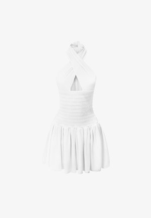 Robe blanche à col halter avec une section médiane froncée et une jupe évasée, dotée de bretelles croisées au niveau de la poitrine et d'une taille froncée.