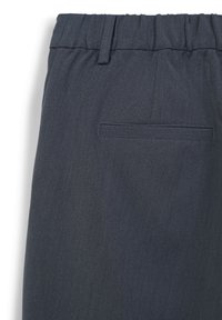 Pantalons de costume gris foncé avec une taille élastique, passants de ceinture et une seule poche passepoilée au dos côté droit.