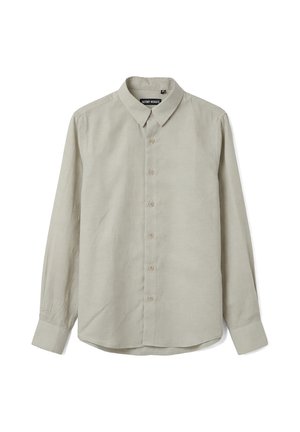 Beige overhemd met lange mouwen, knopen, klassieke kraag en manchetten met één knoop, weergegeven op een effen witte achtergrond.