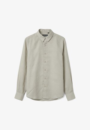 Camisa beige de manga larga con botones, cuello clásico y puños con un solo botón, mostrada sobre un fondo blanco liso.