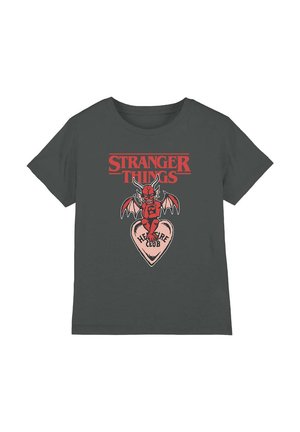 Graues T-Shirt mit einem roten Grafikdesign, das einen Teufelscharakter und ein Herz zeigt, das mit "HEARTS CLUB" beschriftet ist, über dem Text "STRANGER THINGS."