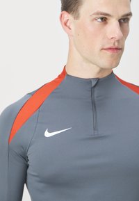 Nike Performance STRIKE DRILL TOP - Langarmshirt - iron grey/dragon red/white