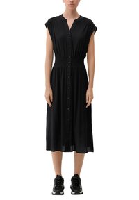 Musthave mustaga, mis on must, nööpidega ja lühikeste varrukatega, plekitud tekstuuriga, elastse vöökohtaga ja midi pikkusega, koos mustade tossudega.