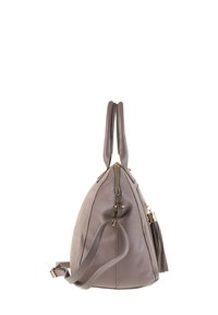 Taupe leren handtas met bovenhandvatten, afneembare schouderband, gouden rits en kwastdetail op witte achtergrond.