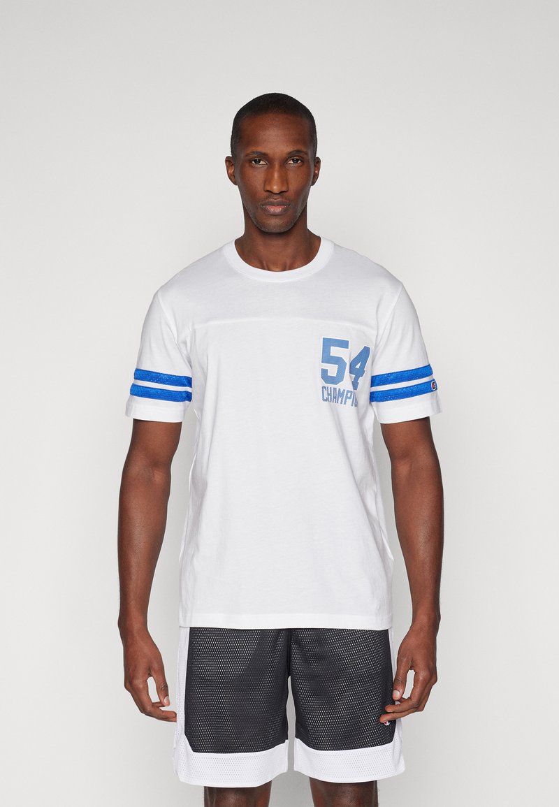 Tricou alb din bumbac cu mâneci scurte în dungi albastre, având un grafic al numărului „54” și textul „CHAMP” în culori albastre pe piept.