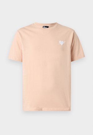 Beige kortærmet t-shirt med lille hvidt hjerte- og pil-logo på venstre bryst og rund halsudskæring.