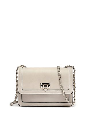 Kleine rechthoekige beige leren crossbodytas met zilverkleurige metalen sluiting en kettingriem tegen een witte achtergrond.