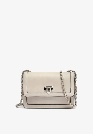 Petit sac besace rectangulaire en cuir beige avec fermoir en métal argenté et bandoulière chaîne sur fond blanc.