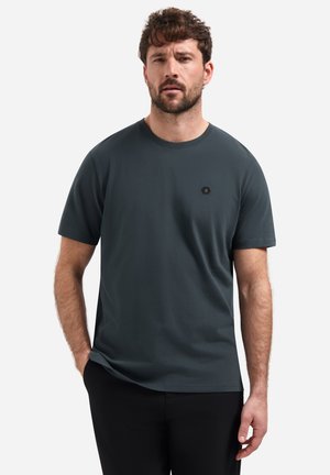 Donkergrijs T-shirt met korte mouwen, een ronde hals en een klein zwart zeshoekig logo op de borst. Gemaakt van zachte, gladde stof.