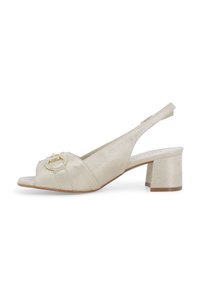 Sandal con tacco a blocco beige metallico, con punta aperta, dettaglio con fibbia e texture arricciata sulla parte anteriore. Finitura in pelle liscia.
