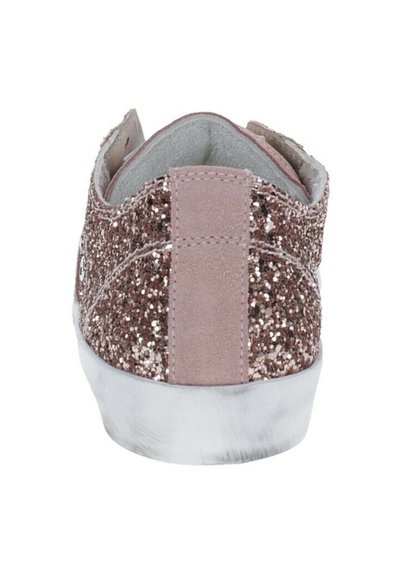 Sneaker rosa dorato brillante con un tab per il tallone in suede, tomaia in glitter testurizzato e suola in gomma bianca; design complessivo a profilo basso.
