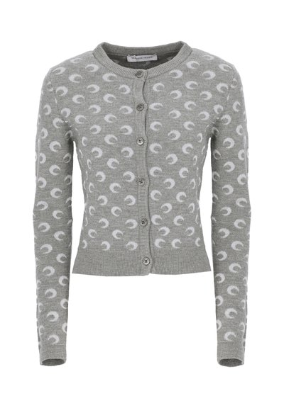 Cardigan grigio realizzato in tessuto morbido, caratterizzato da motivi a falce di luna bianchi, scollo rotondo, maniche lunghe e chiusura con bottoni sul davanti.