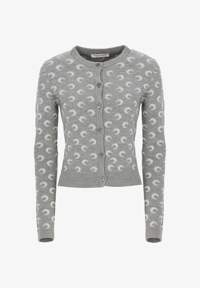 Cardigan grigio realizzato in tessuto morbido, caratterizzato da motivi a falce di luna bianchi, scollo rotondo, maniche lunghe e chiusura con bottoni sul davanti.