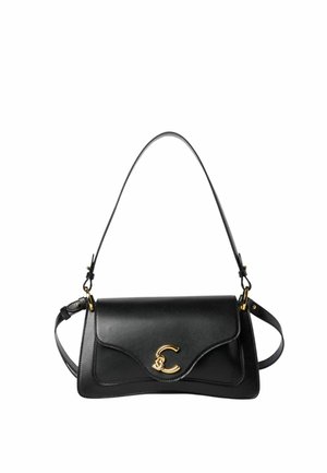 Bolso de mano negro de cuero con solapa curvada, cierre decorativo dorado en forma de "C," y correa de hombro ajustable.