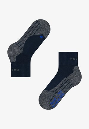 Marineblaue und graue Socken mit geripptem Bündchen, verstärktem Fersenbereich und strukturiertem Oberflächenmaterial; mit blauer Beschriftung für Größen- und Markendetails.