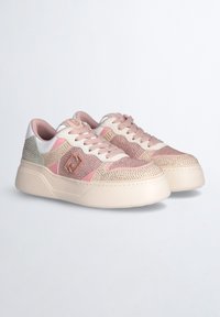 Baskets roses et crème avec une tige texturée, des accents en mesh, une fermeture à lacets, des détails embellis et une semelle plateforme.