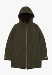 Parka con cappuccio di colore verde scuro, con zip frontale, due tasche con pattina e bottoni, cordini in vita e rifiniture riflettenti sui polsini.