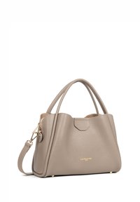 Beige Lederhandtasche mit strukturierter Oberfläche, doppelten Griffen, abnehmbaren Schulterriemen, goldfarbenen Akzenten und einem dezenten Logo auf der Vorderseite.