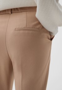 s.Oliver BLACK LABEL Chino - sandstein