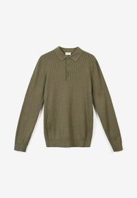 Olivegrön långärmad polo-sweater med ribbad textur, krage, tre-knapps placket och åtsittande manschetter vid handleden och nederdelen.