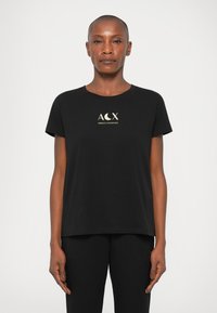 T-shirt preta em algodão com decote redondo, mangas curtas e um logótipo dourado com "ACX" e "Armani Exchange" ao centro.