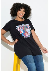 Musta t-paita, jossa on värikäs graafinen kuvio, sisältäen erilaisia kuvioita, kuten sydämiä ja tähtiä. Lyhyet hihat ja rento leikkaus.