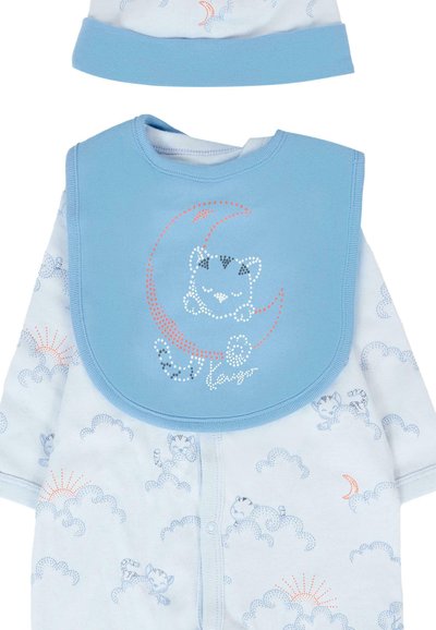 Completo blu chiaro con cappello e motivo nuvola, caratterizzato da un bavaglino con un design di un gattino sorridente in punti decorativi e il testo "Amore".