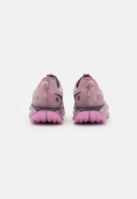 Des chaussures de course avec une tige en mesh rose, des accents gris, une semelle texturée et un contrefort de talon robuste pour un soutien et une traction accrus.