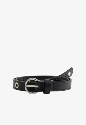 Cintura in pelle nera arrotolata con fibbia rotonda argento e piccolo dettaglio metallico a forma di cuore vicino alla fine.