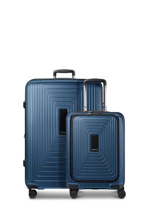 Set aus zwei blauen Hartschalenkoffern mit strukturierten quadratischen Mustern, jeweils mit vier Rollen, ausziehbaren Griffen und zentralen schwarzen Logos.