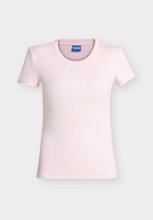Lyserosa ribbestrikket T-skjorte med korte ermer og rund hals, med en liten rektangulær detalj under halsåpningen og en blå "HUGO"-label inne i kragen.