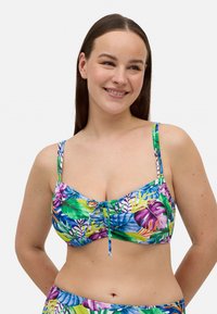 Top de bikini colorido con un patrón de hojas tropicales, hecho de una tela elástica, con tirantes ajustables y un detalle fruncido en la parte delantera.