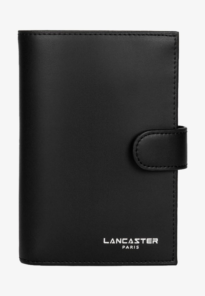 Portefeuille en cuir noir au toucher lisse, avec une fermeture à rabat et le logo en relief "LANCASTER PARIS" en argent en bas.