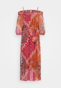 Off-shoulder, svävande klänning i orange och röda nyanser med paisleymönster. Har puffärmar, ett knytbälte och en knä-lång fåll.