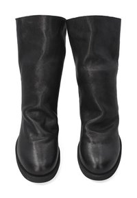 Czarne skórzane botki do kolan o miękkiej, pomarszczonej fakturze, zaokrąglonych czubkach i płaskiej podeszwie, charakteryzujące się prostym i nowoczesnym designem.